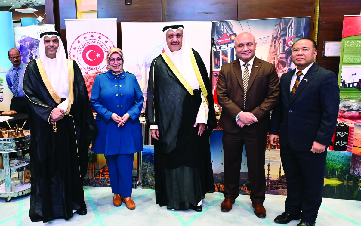 حيات والمطيري أمام الجناح التركي بالمعرض
سعود سالم