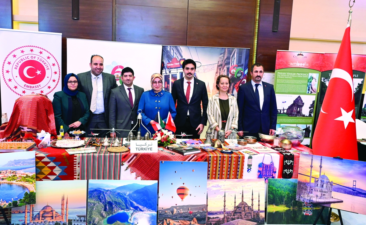 السفيرة التركية وأعضاء السفارة في الجناح التركي