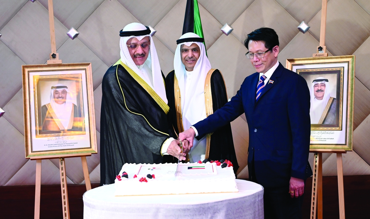 سفير تايلند وحيات والمطيري يقطعون قالب الحلوى خلال الاحتفالية 	(تصوير سعود سالم) 