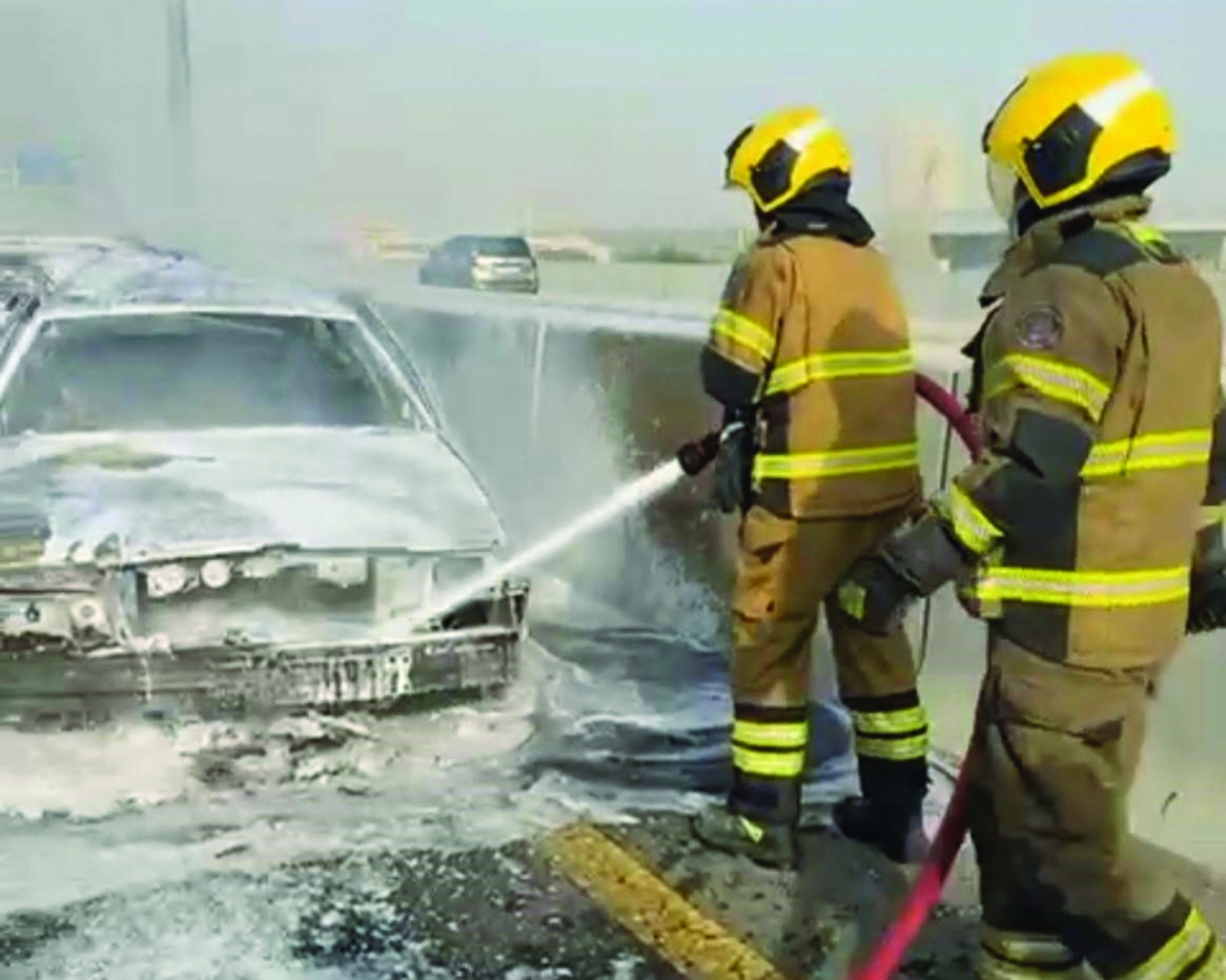 إطفائيان يُكافحان حريق إحدى المركبتين