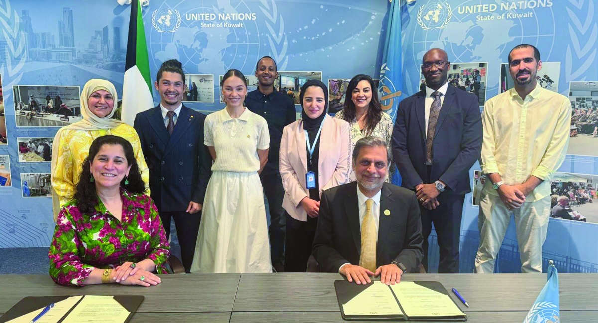 انتصار السالم وأسد حفيظ خلال توقيع الاتفاقية