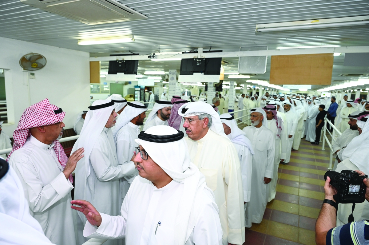 


حشد كبير من المعزين في المقبرة 