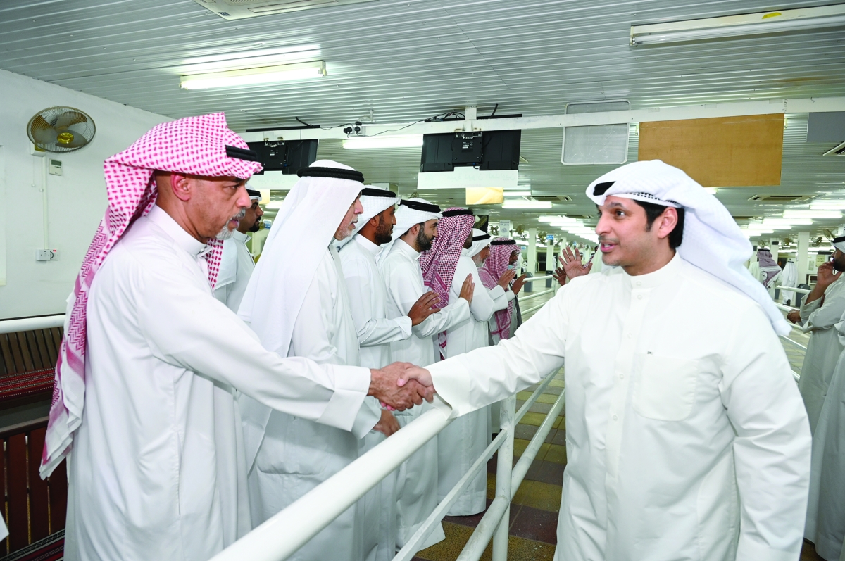 


وزير الإعلام يقدم العزاء لذوي الفقيد بعد التشييع مساء الثلاثاء 	(تصوير سعود سالم) 