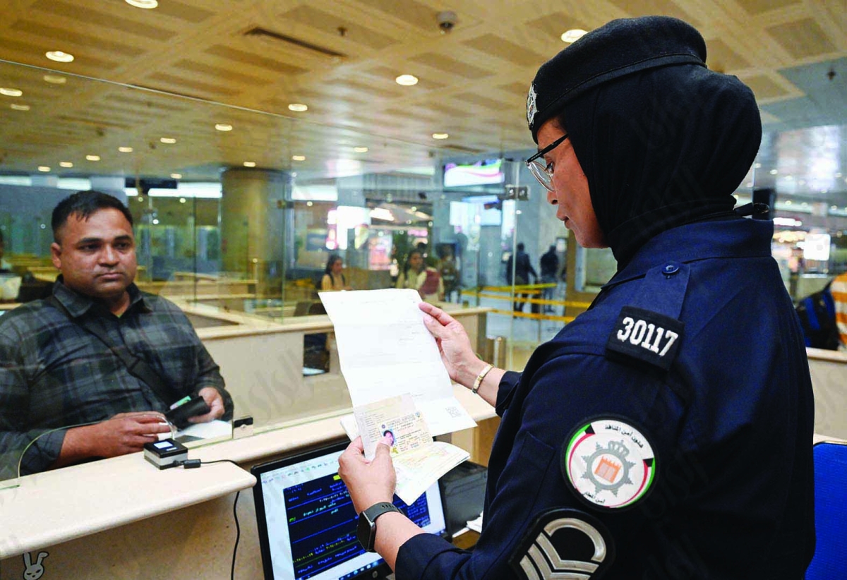 تدقيق البيانات للمسافر قبل ختم الجواز 