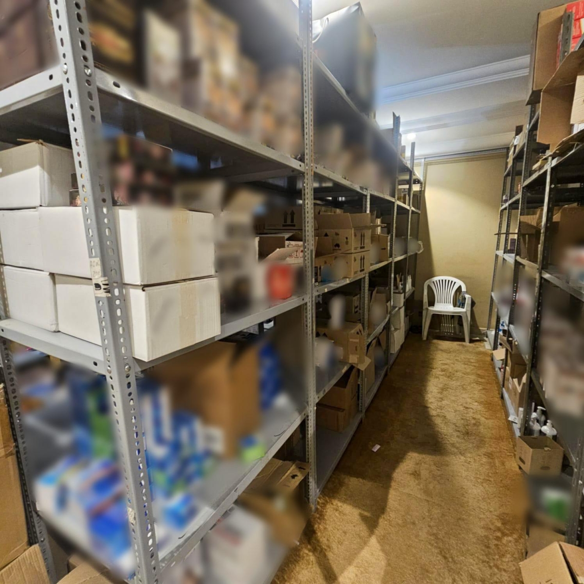 أحد المخازن التي أغلقتها الصحة 