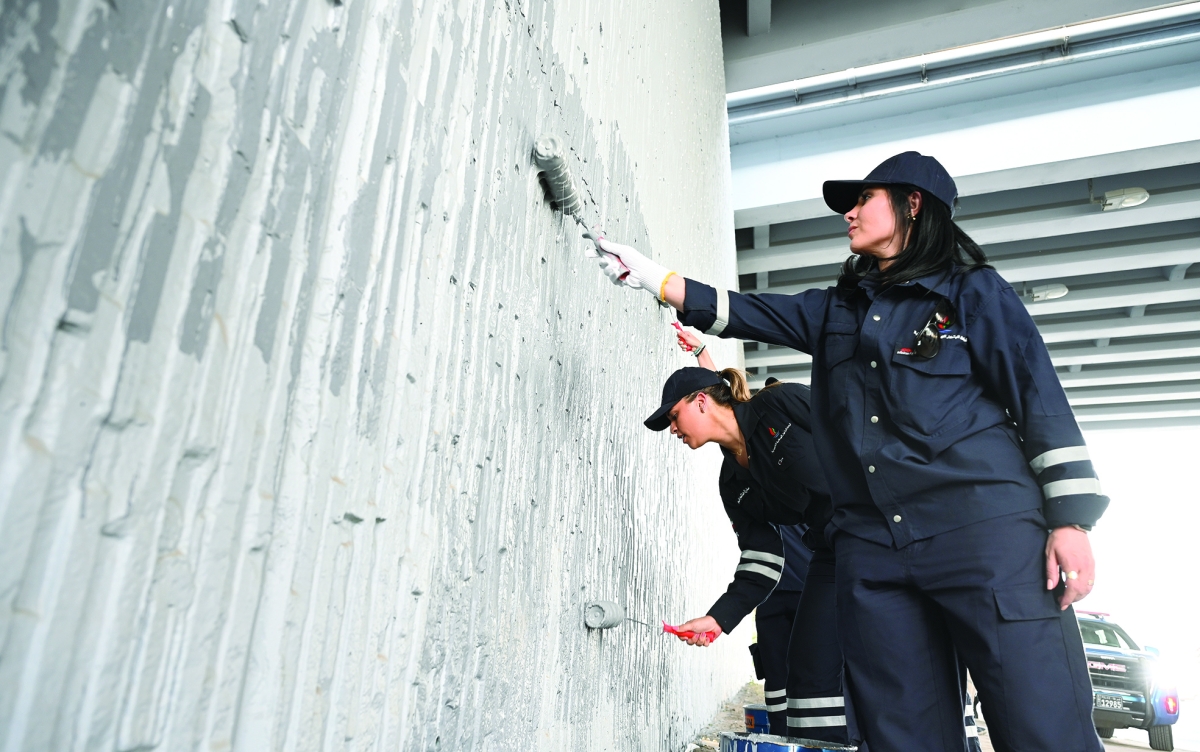 موظفات من شركة البترول يشاركن في الصبغ (تصوير سعود سالم)