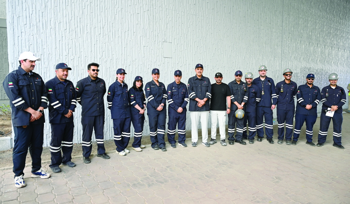 محافظا الأحمدي ومبارك الكبير يتوسطان المشاركين في مبادرة صبغ جسر المسيلة