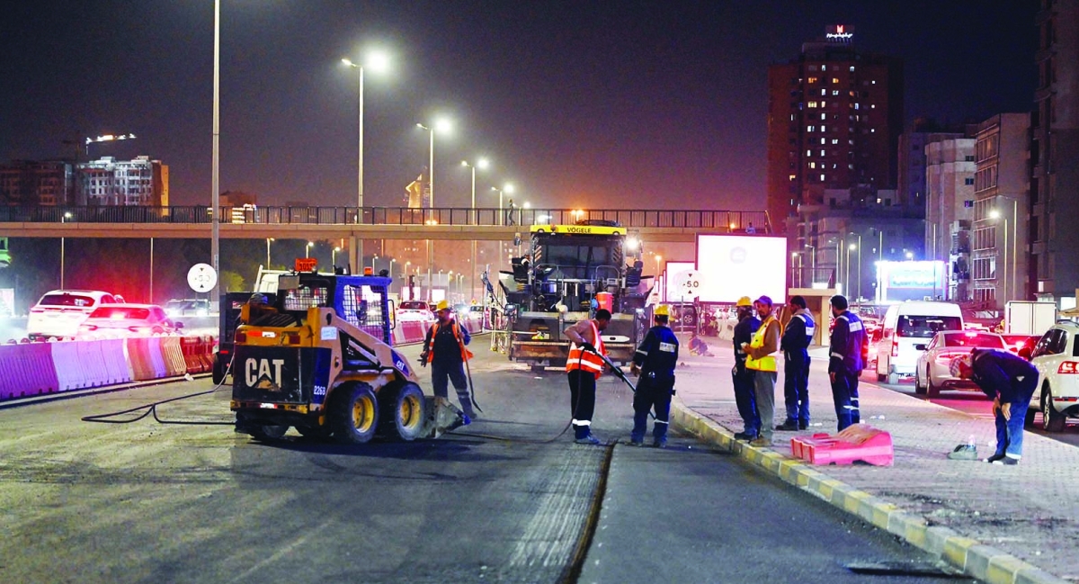 


جهود كبيرة لوزارة الأشغال وهيئة الطرق في أعمال الصيانة 