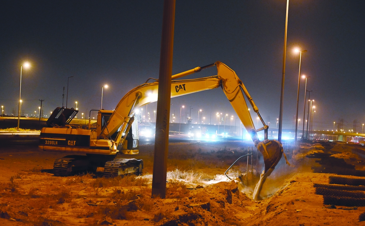 


جانب من أعمال الصيانة في الدائري السابع 	(تصوير سعود سالم) 