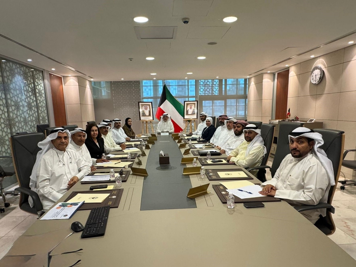 وزير التجارة والصناعة خليفة العجيل خلال اجتماع لجنة الطوارئ بوزارة التجارة بمشاركة فريق حكومي موسع