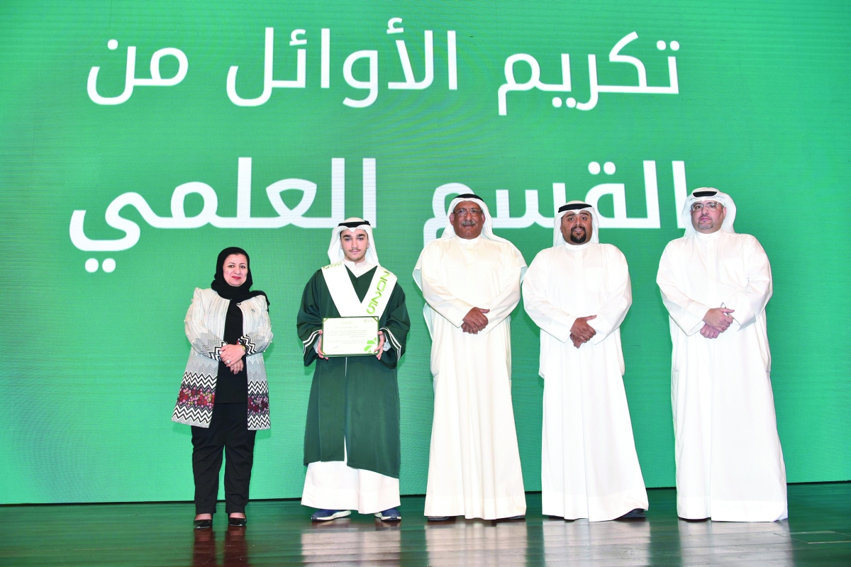 


تكريم طالب متفوق 