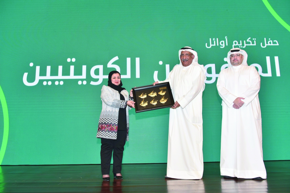 


هيثم التركيت مقدماً هدية تذكارية لمريم العنزي بحضور الرويح 