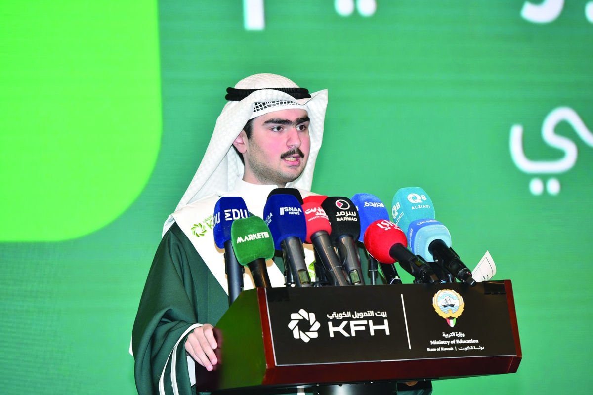 


أحد المتفوقين متحدثاً باسم زملائه 