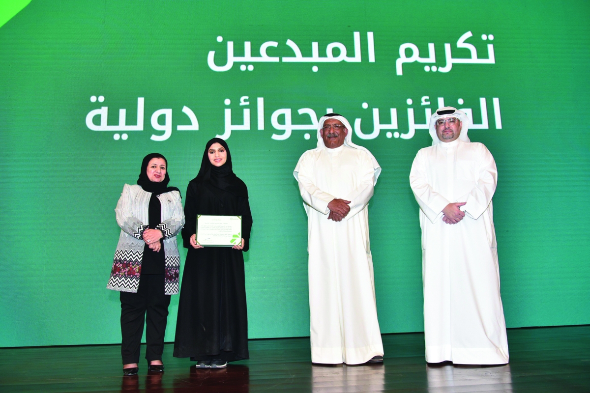 


التركيت والرويح والعنزي مع إحدى المتفوقات 