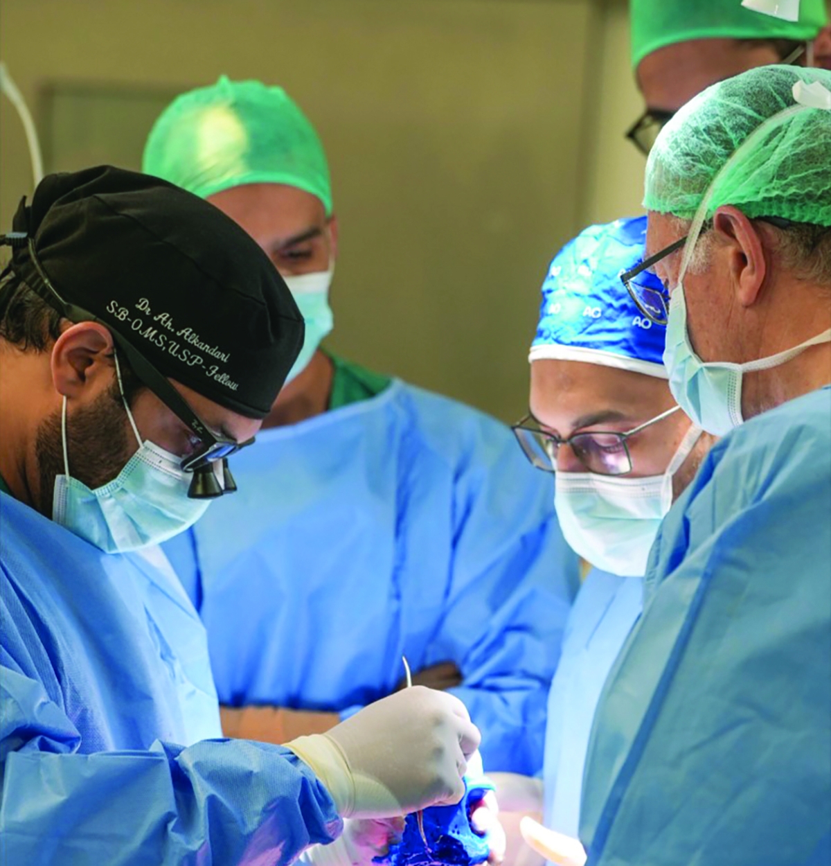 


الفريق الجراحي أثناء العملية 