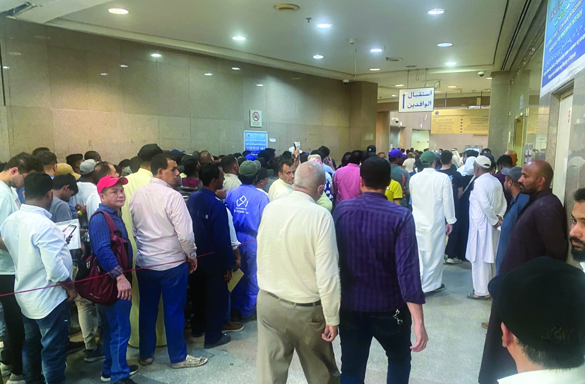 زحمة في مبنى الهيئة جراء الإقبال الكثيف من الوافدين لتغيير عناوين السكن 	(تصوير سعود سالم)