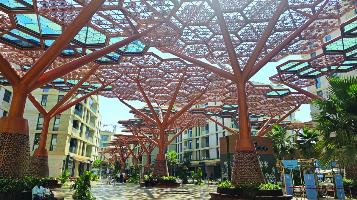 الممشى يحتوي على مجموعة من الكريستالات في أرضيته 