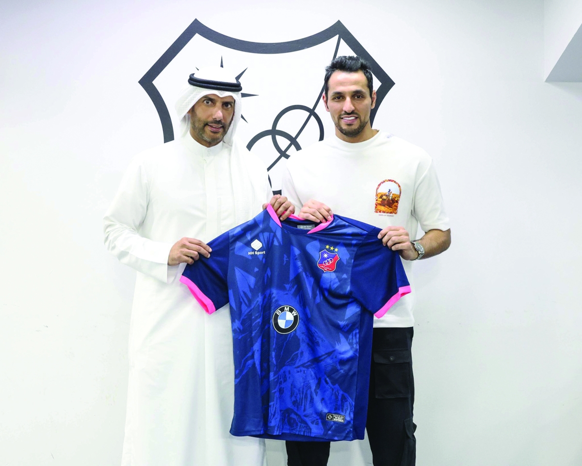 


خالد الغانم يسلم الرشيدي قميص «الكويت» 