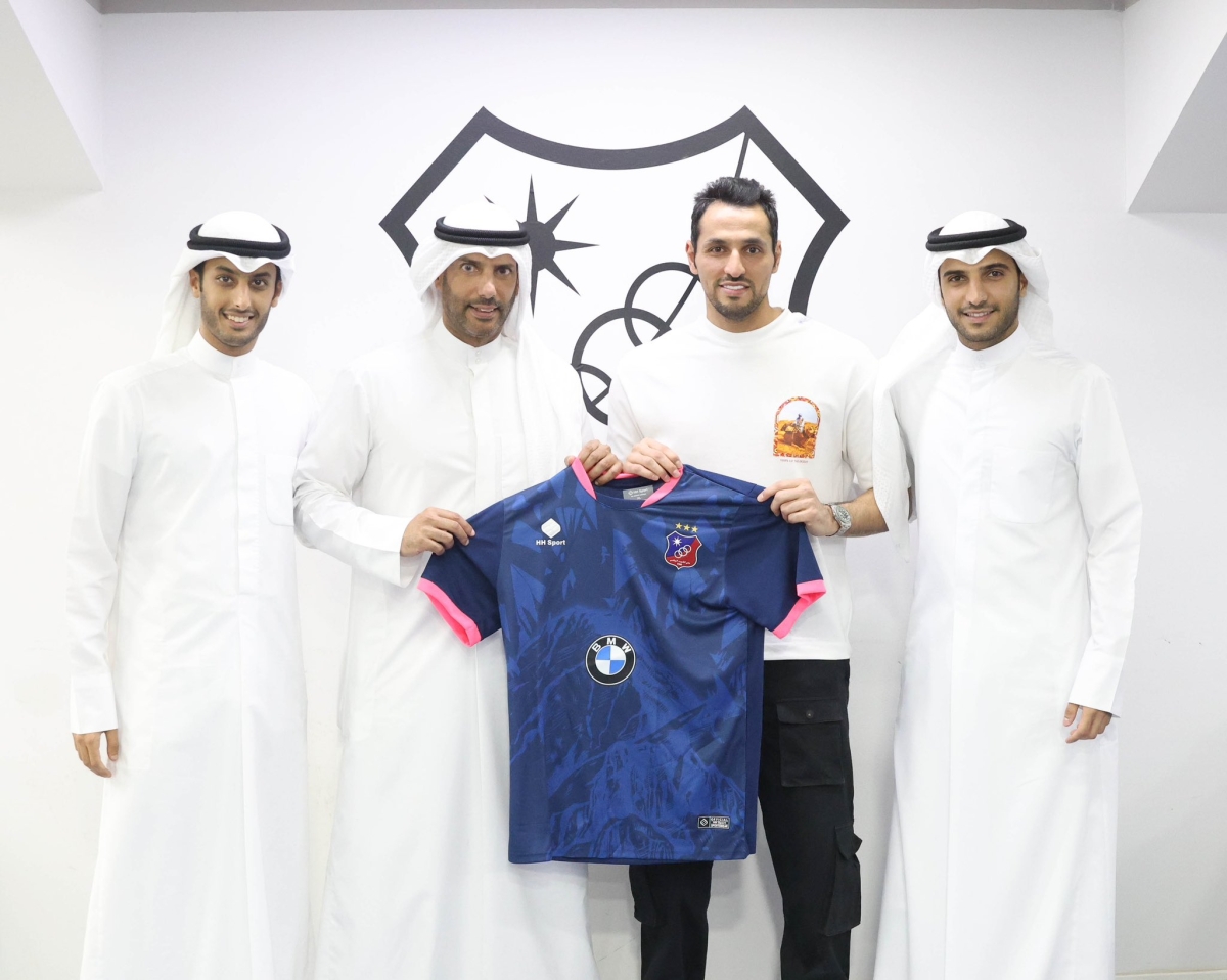 خالد الغانم يسلم الرشيدي قميص الفريق بحضور علي ومحمد الغانم