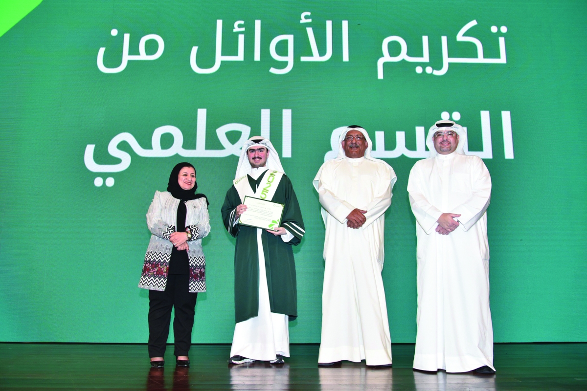 


أحد المتفوقين متسلماً شهادة التكريم 