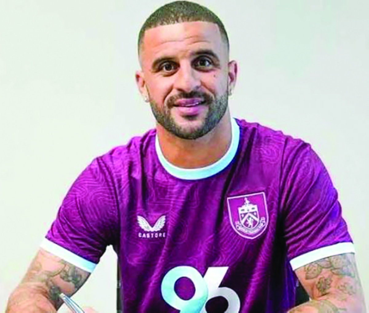 كايل ووكر موقعاً العقد مع بيرنلي