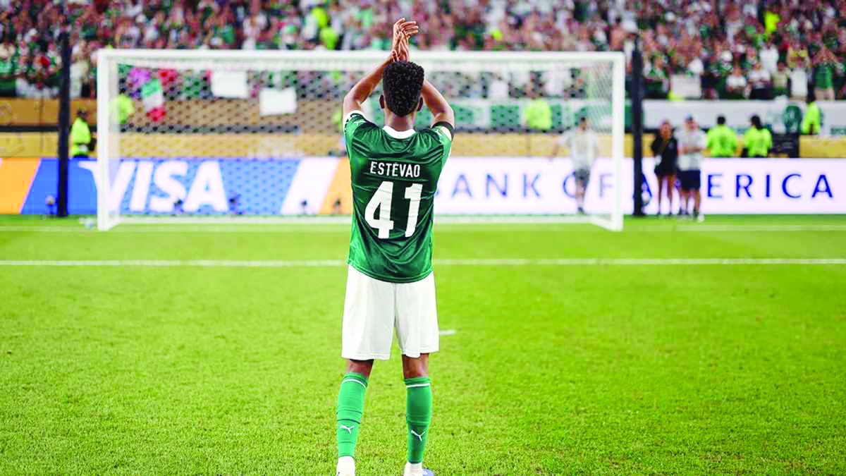 إستيفاو مودعاً جماهير فريق بالميراس