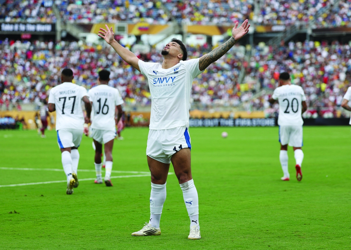 


ماركوس ليوناردو مهاجم الهلال محتفلاً بتسجيل هدفه 