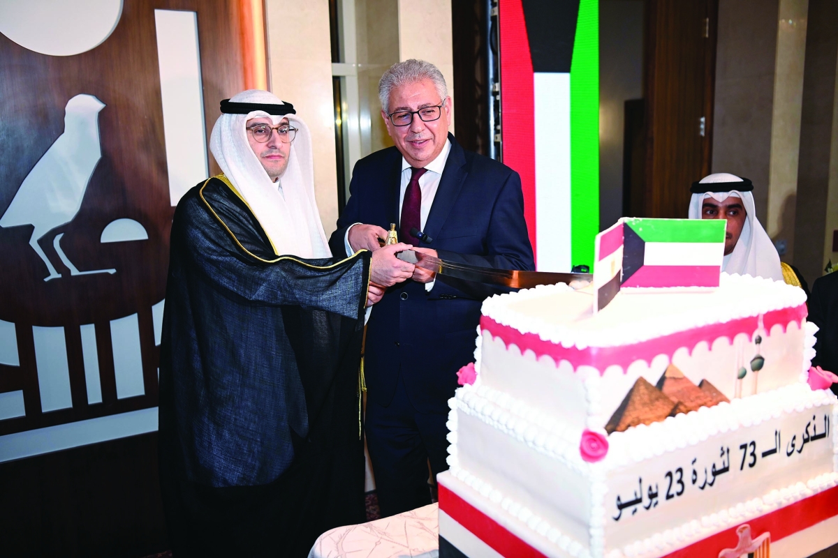 


الوزير المشاري والسفير شلتوت يقطعان قالب كيكة الاحتفال 