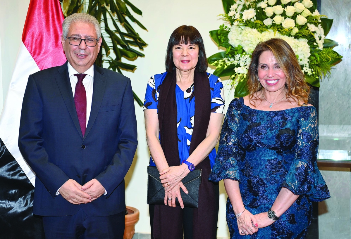 السفير شلتوت وحرمه تتوسطهما السفيرة الأميركية