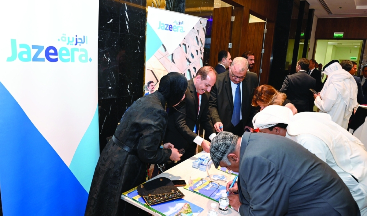 تعبئة الكوبونات لدخول السحب (تصوير سعود سالم)