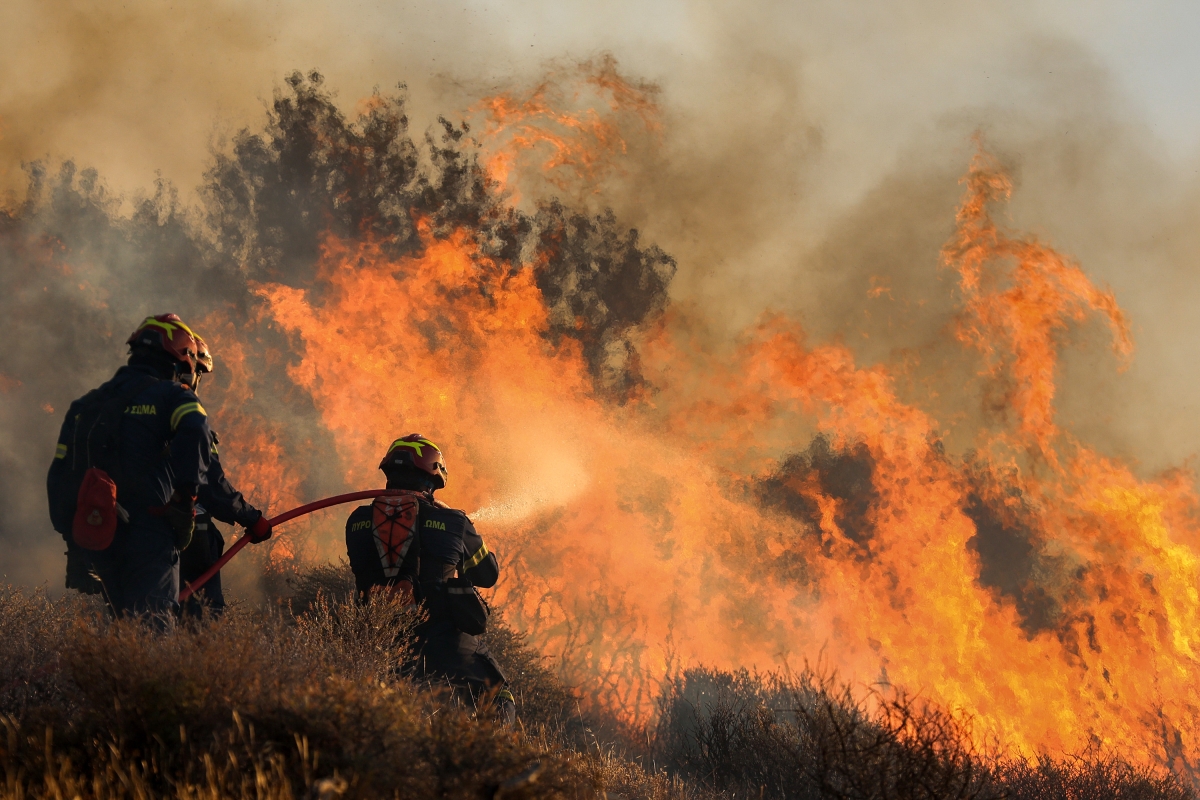 رجال الإطفاء يكافحون النيران في جزيرة كريت باليونان