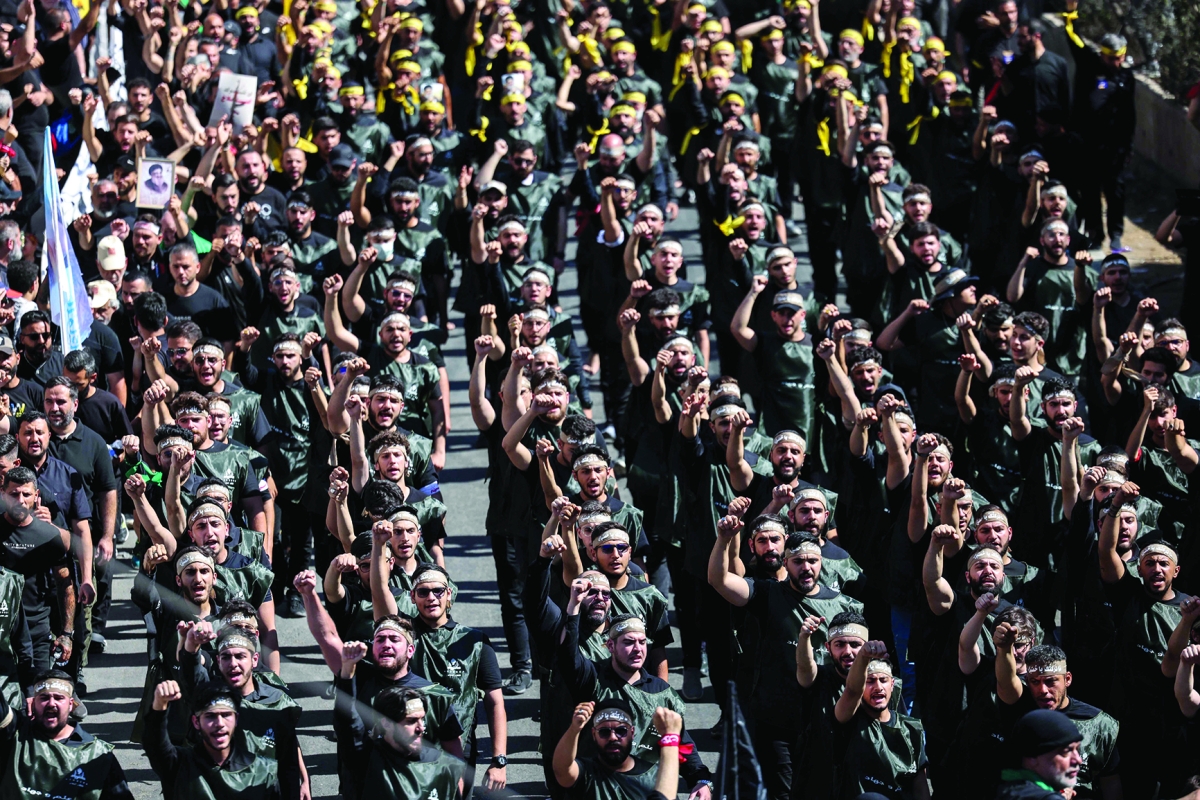 مسيرة لأنصار «حزب الله» بالضاحية الجنوبية لبيروت إحياء لذكرى عاشوراء (أ ف ب) 