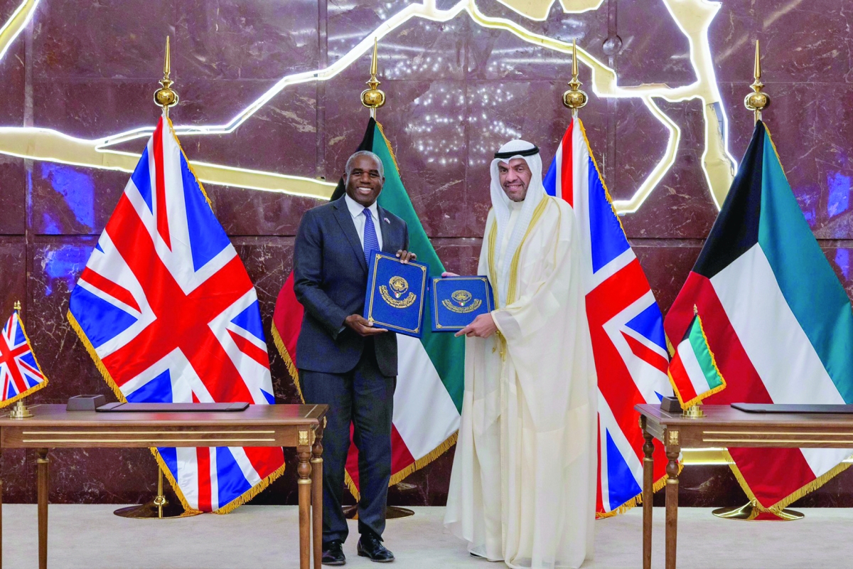 وزيرا خارجية البلدين يتبادلان وثائق الاتفاقيات 