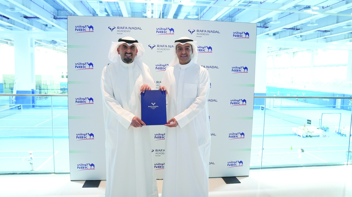 


محمد العثمان والمرزوق عقب توقيع اتفاقية التجديد 