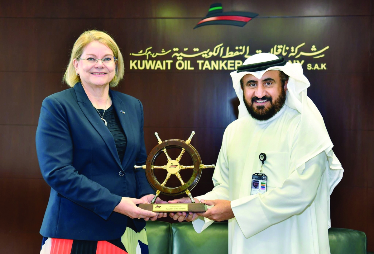 الصباح مُقدّماً درعاً تذكارية لكوستنين