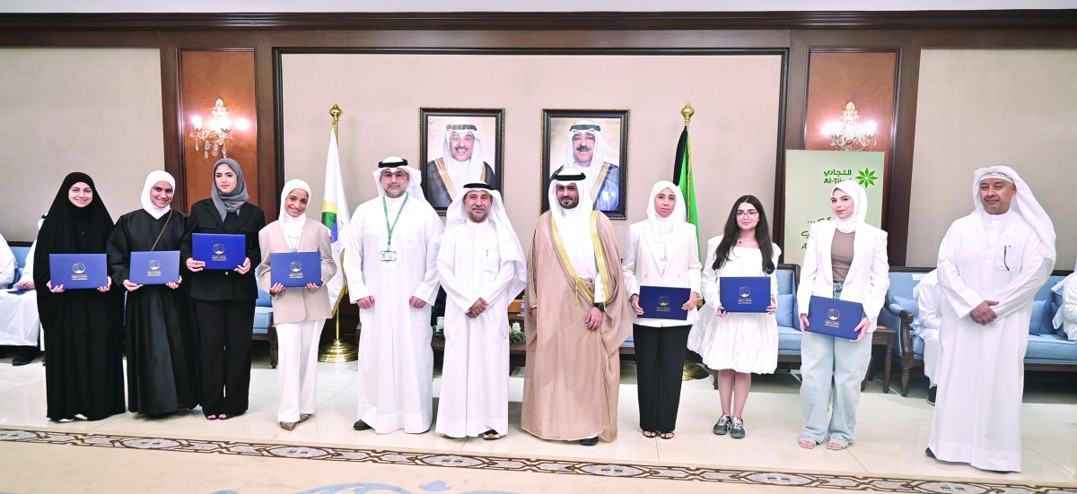 صباح البدر وفريق «التجاري» مع الفائقات المكرمات