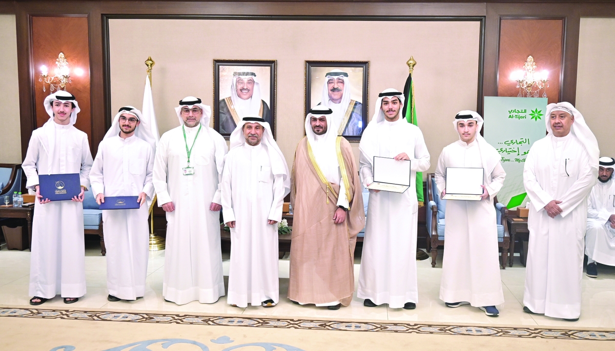 


المحافظ وفريق «التجاري» مع المكرمين 