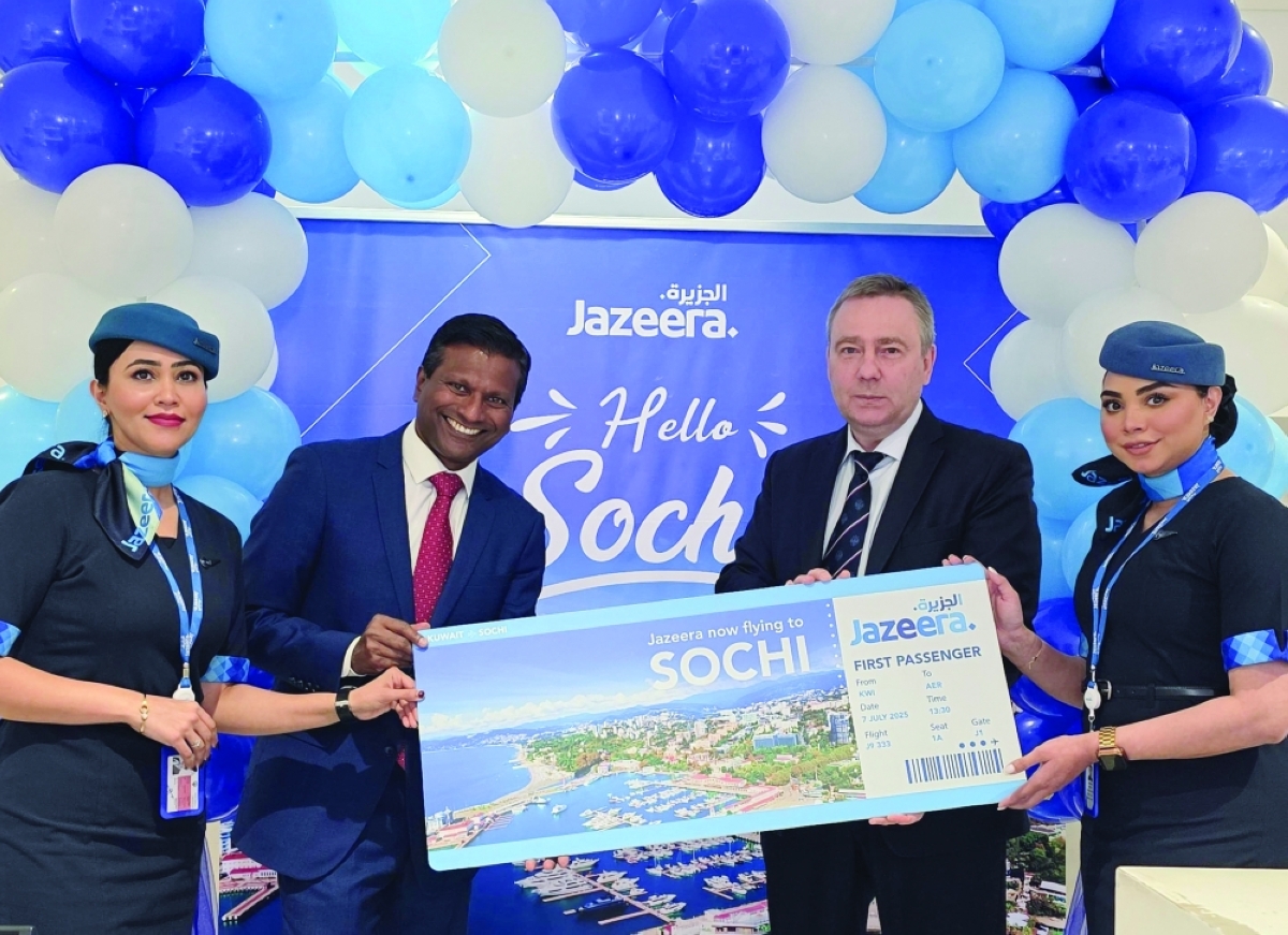 هدية تذكارية إلى السفير الروسي
