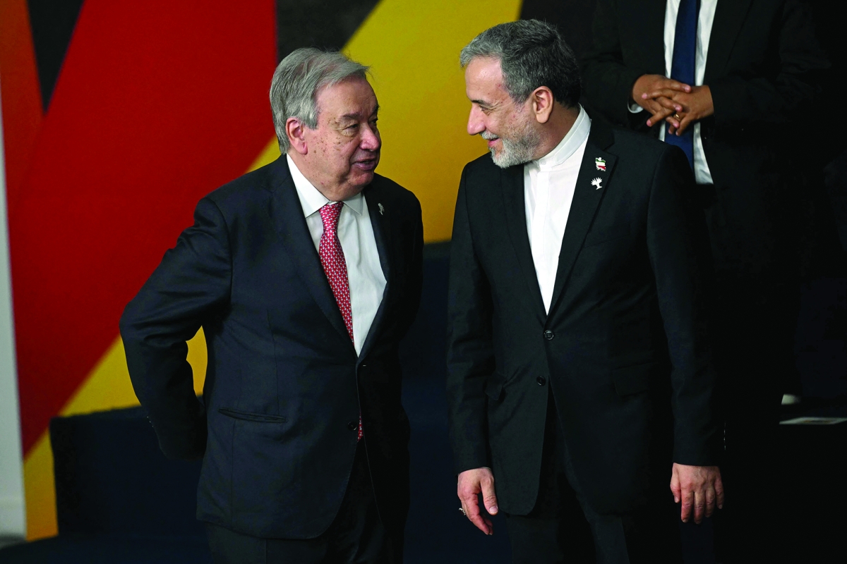 


عراقجي والأمين العام للأمم المتحدة أنطونيو غوتيريش على هامش قمة «بريكس»	 (أ ف ب) 