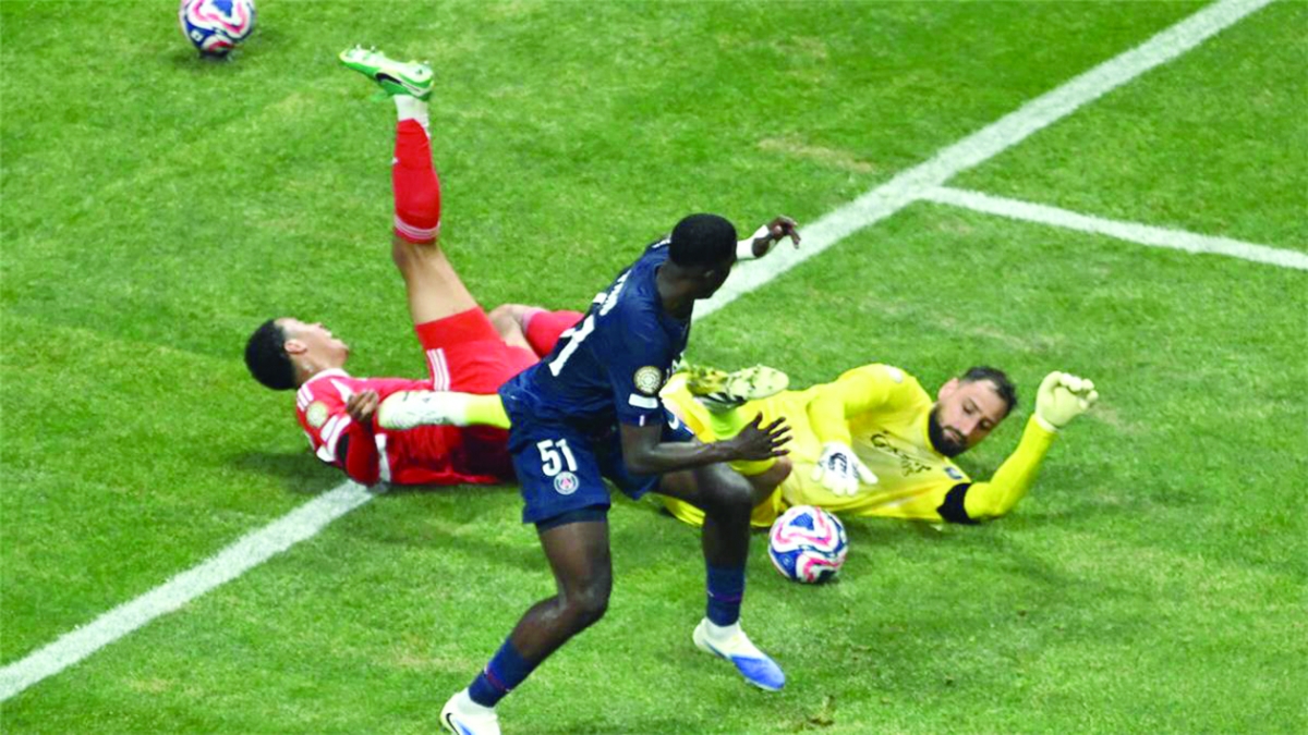 


دوناروما متدخلاً على موسيالا 