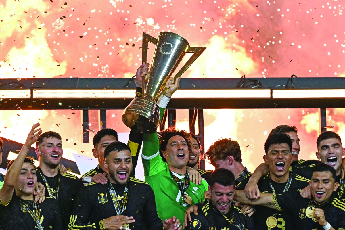 لاعبو المكسيك يحتفلون بفوزهم بالكأس (أ ف ب) 