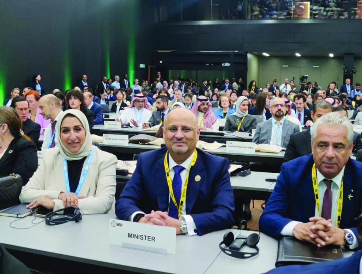 العمر أثناء مشاركته في القمة