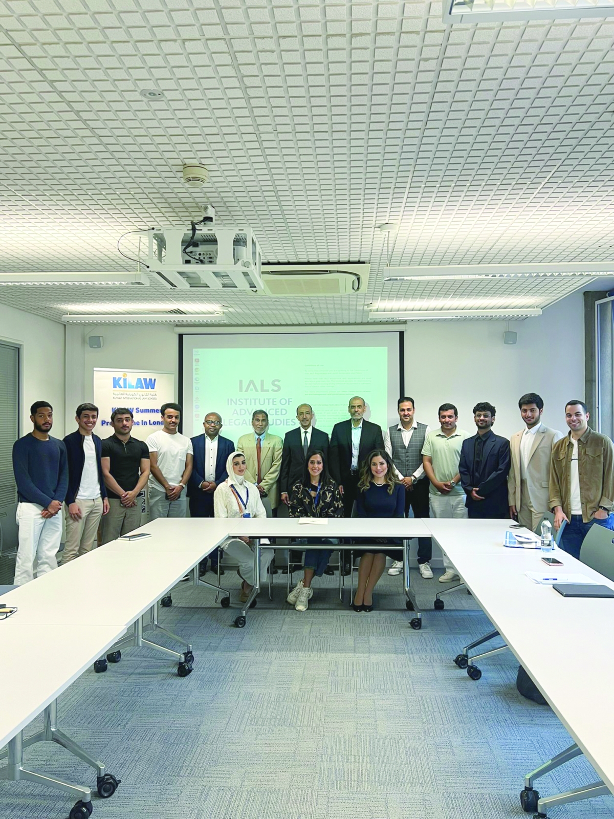 


المقاطع والمنيخ مع أسرة الكلية 