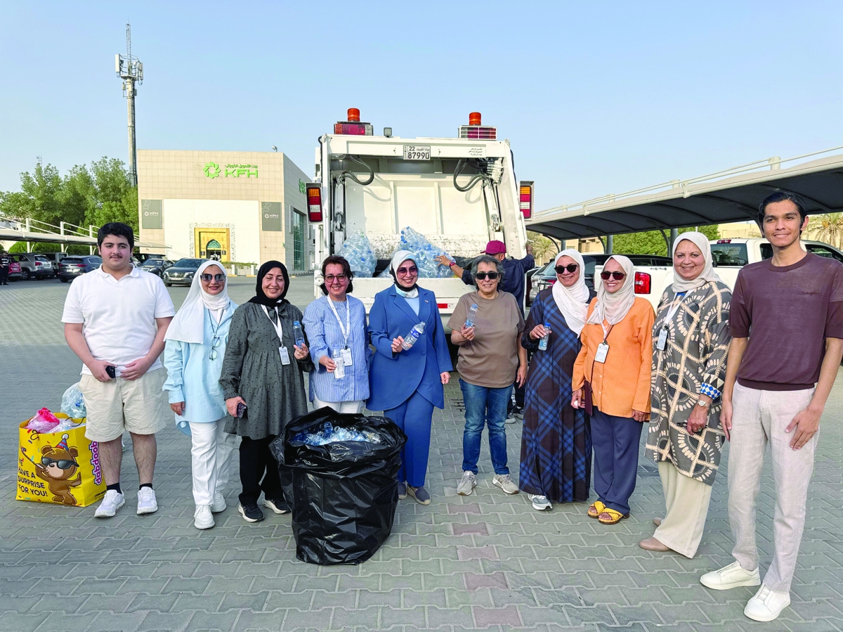 السفيرة تتوسط المشاركات في الفعالية