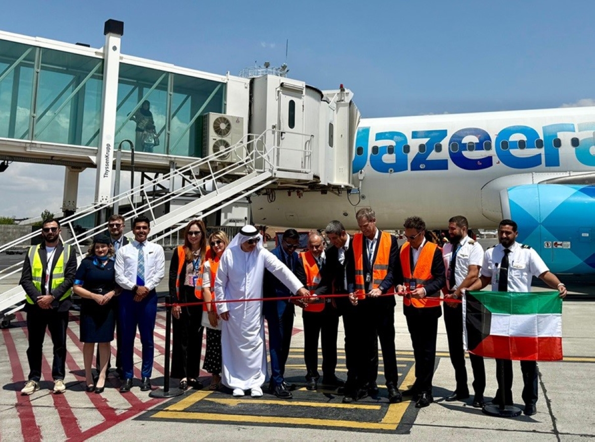 السفير العريفان خلال مشاركته في استقبال أولى رحلات طيران الجزيرة إلى يريفان