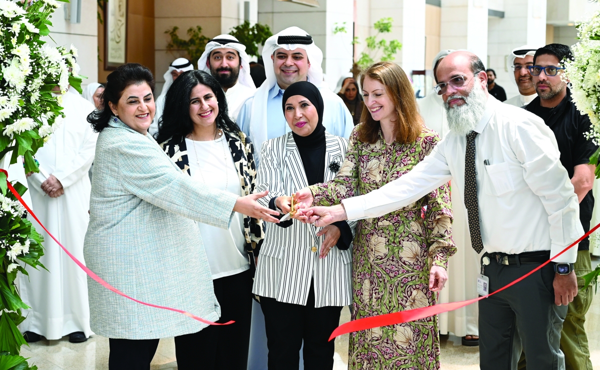 


قص شريط افتتاح المعرض بحضور السفيرة البريطانية وهالة البدر وسهام العازمي وعيسى دشتي       (تصوير سعود سالم) 