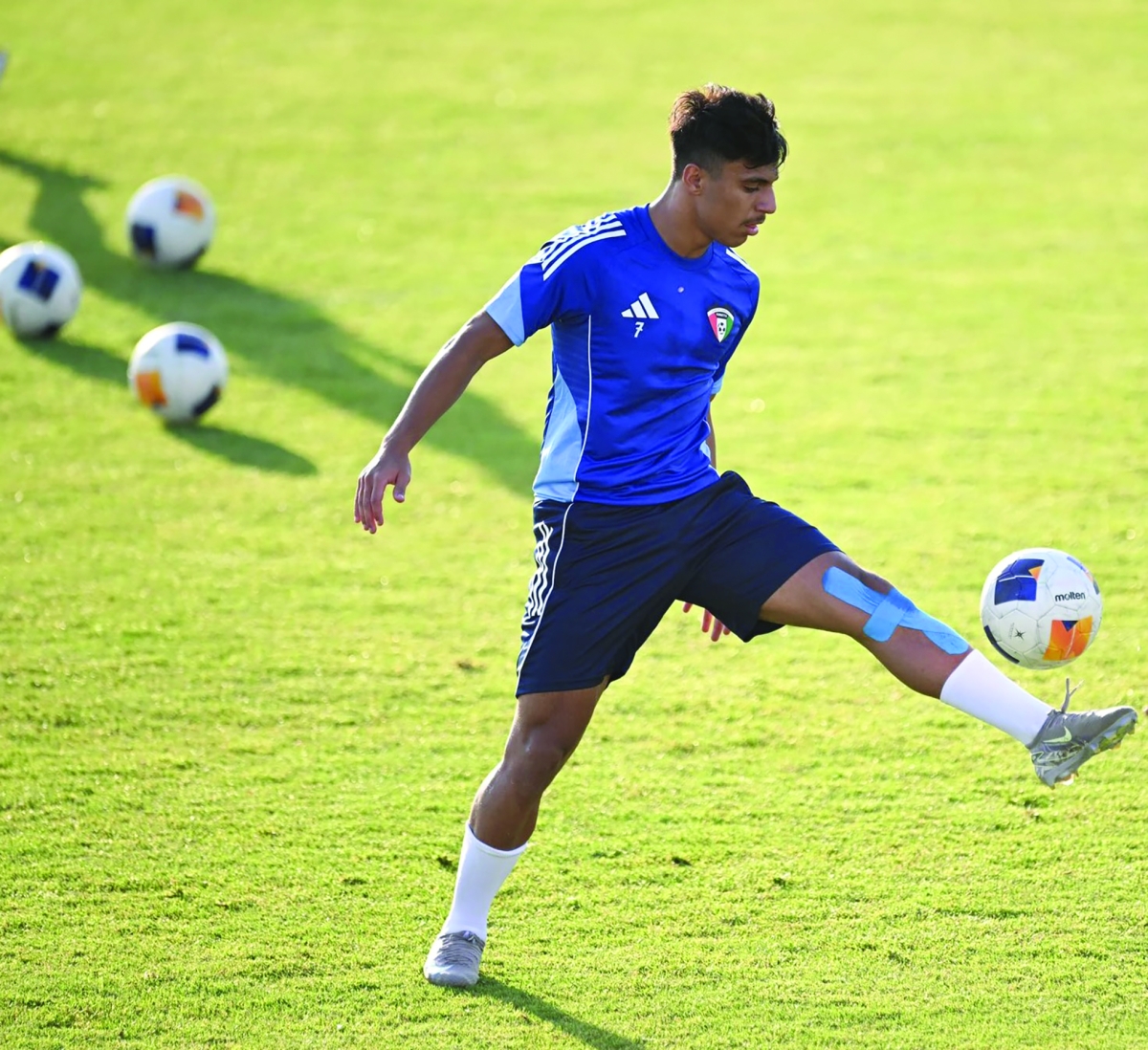 نجم «الأزرق الأولمبي» يوسف ماجد خلال مرانه أمس