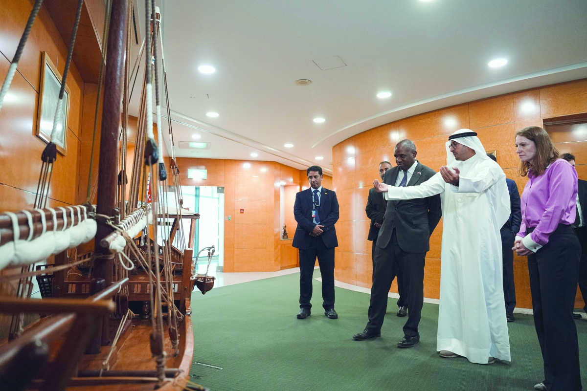 


وزير خارجية بريطانيا يستكشف الثقافة الكويتية 