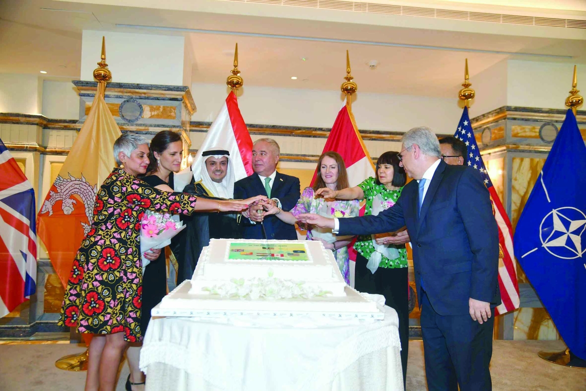 


مشاركة في قطع قالب حلوى الاحتفال 