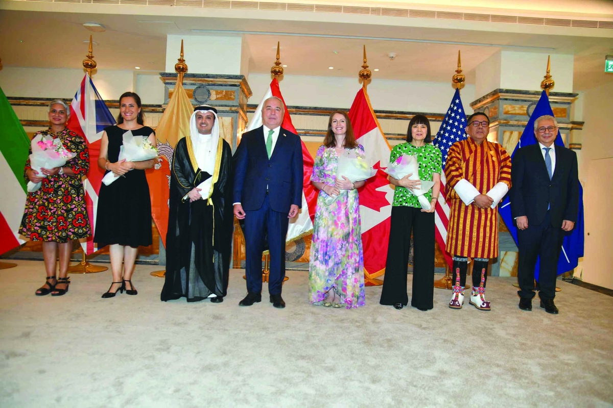 


الحويلة وزبيدوف يتوسطان السفراء المكرّمين 